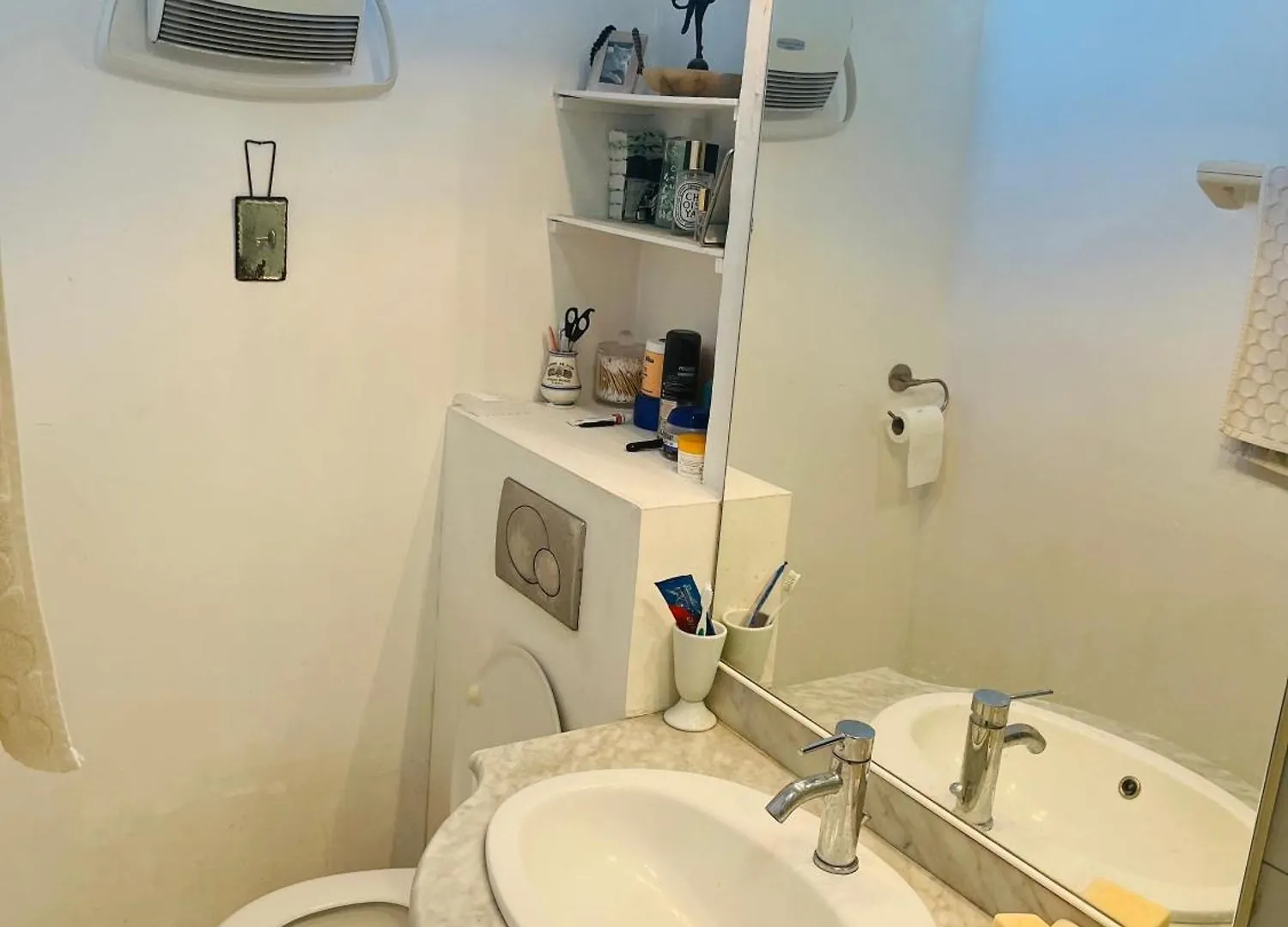 Chambre Chez L'Habitant, Pierre Paris
