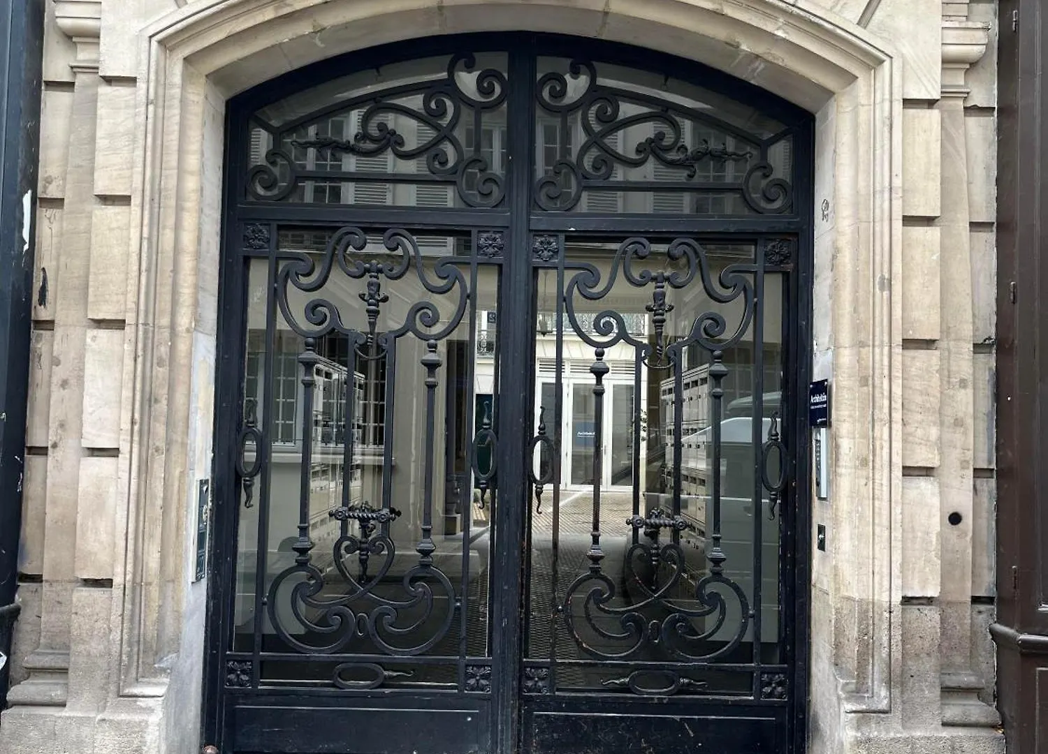 Chambre Chez L'Habitant, Pierre Paris